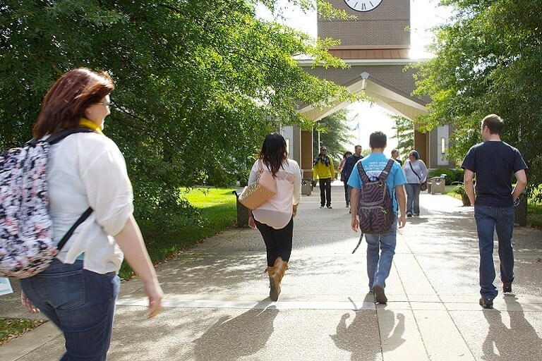 students walkin gon campus